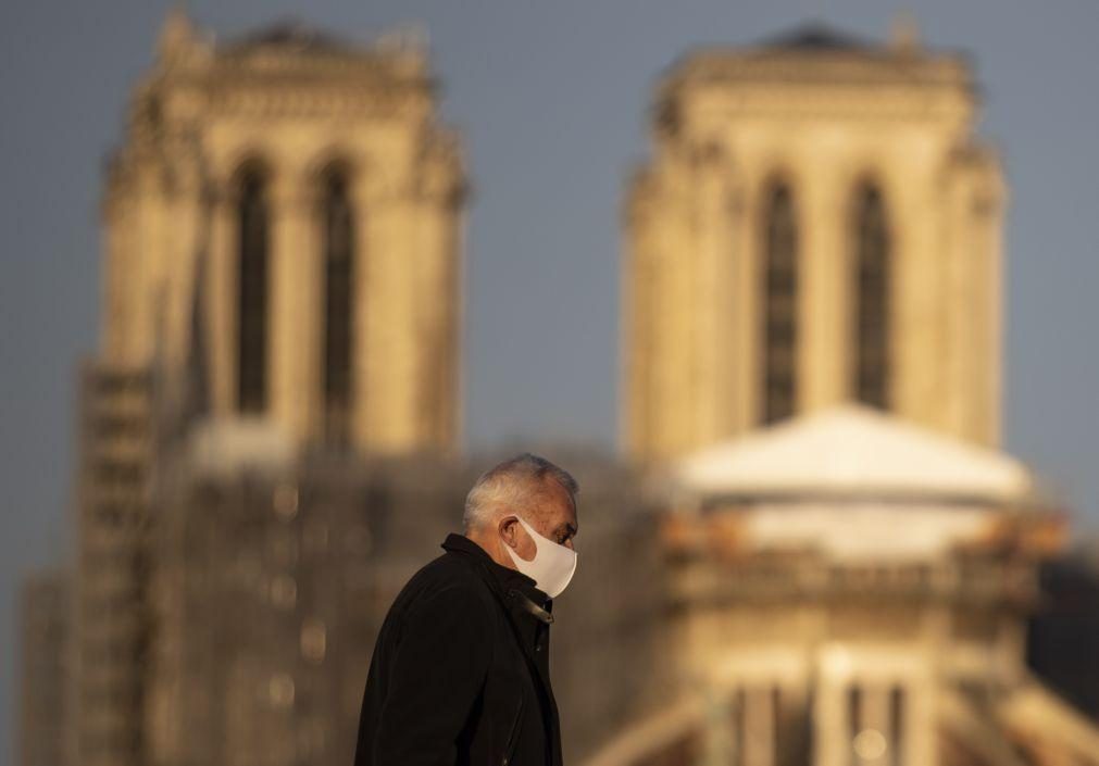 Covid-19: França está a superar o pior da quinta onda da pandemia, diz Governo