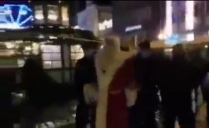 Covid-19: Pai Natal detido por não usar máscara [vídeo]