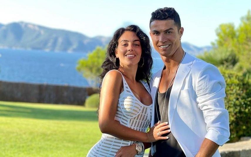 Georgina mostra imagem rara da barriga de grávida e recebe beijo de Ronaldo