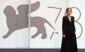 Atriz Isabelle Huppert recebe prémio de carreira no festival de Berlim