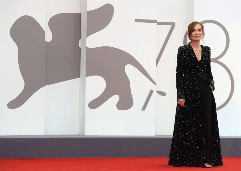 Atriz Isabelle Huppert recebe prémio de carreira no festival de Berlim