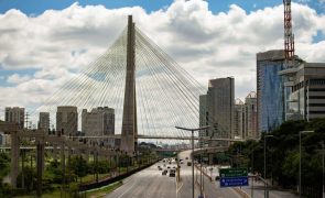 Covid-19: Maior cidade do Brasil investiga possível surto de ómicron em festa