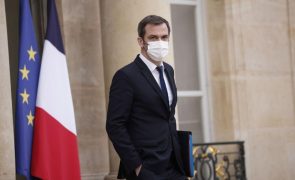 Covid-19: Paris obriga trabalhadores da saúde e bombeiros a tomar 3ª dose