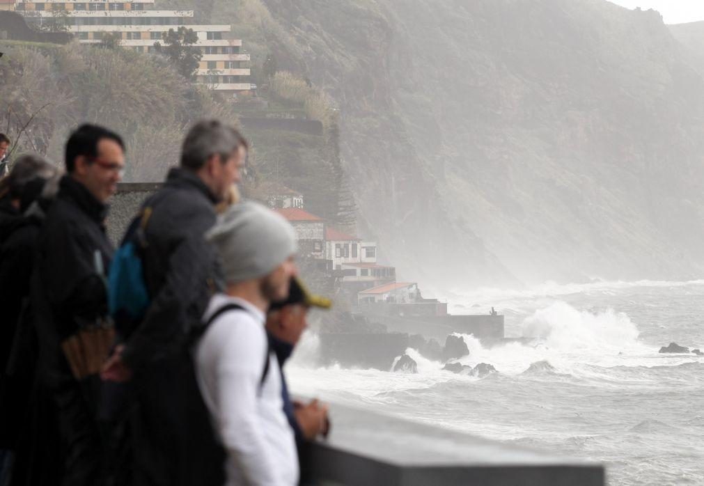 Capitania do Funchal emite aviso de vento forte até às 06:00 de domingo