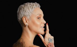 Mariza rende-se às extensões e surge irreconhecível
