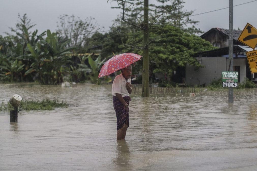 Mais de 22 mil pessoas retiradas de casas devido a inundações na Malásia