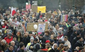 Covid-19: Milhares de belgas manifestam-se contra reforço das restrições