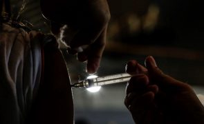 Covid-19: Brasil anuncia quarta dose para pacientes com baixa imunidade