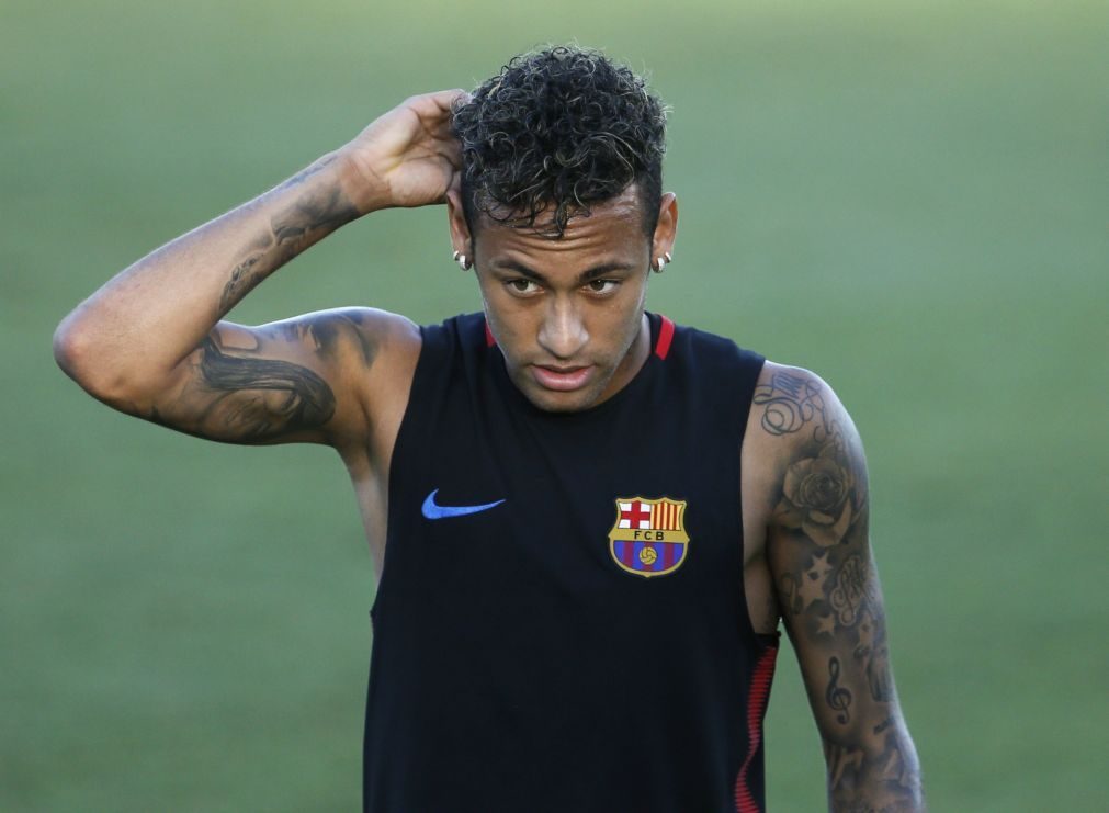 FC Barcelona congela 26 milhões de euros de prémio de renovação a Neymar