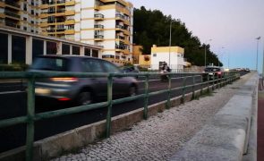 Acidente faz dois feridos graves e corta trânsito da Avenida Marginal em Oeiras