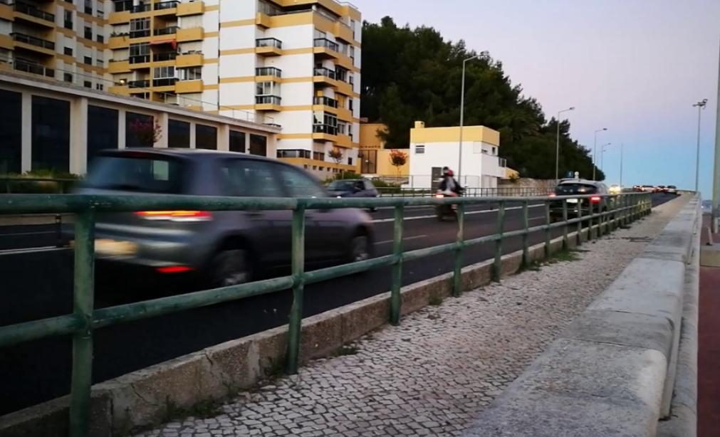 Acidente faz dois feridos graves e corta trânsito da Avenida Marginal em Oeiras