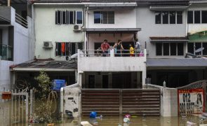 Balanço de vítimas das cheias na Malásia aumenta para 27 mortos