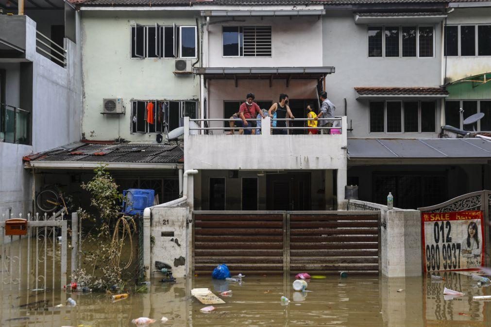 Balanço de vítimas das cheias na Malásia aumenta para 27 mortos