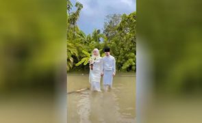 Inundações na Malásia não impedem cerimónia de casamento [vídeo]