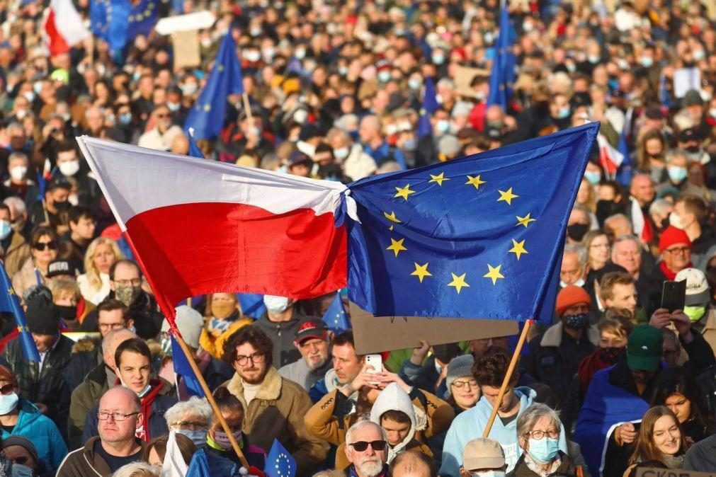 Bruxelas abre processo de infração contra Polónia por questionar primazia da lei europeia