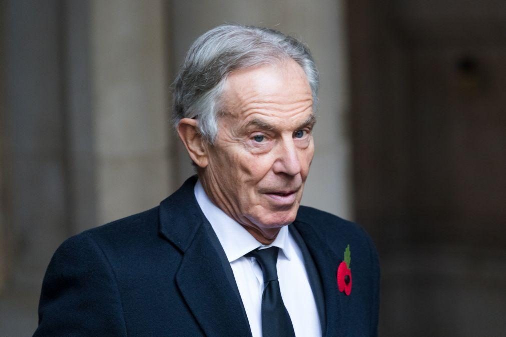 Tony Blair chama irresponsáveis e idiotas aos não vacinados