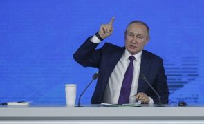 Putin nega repressão política e fala de conter influência estrangeira