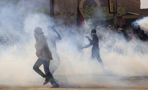 Novo dia de protestos em massa deixa dezenas de feridos no Sudão
