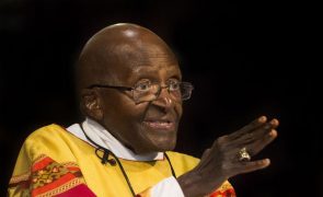 Arcebispo sul-africano e Nobel da Paz Desmond Tutu morre aos 90