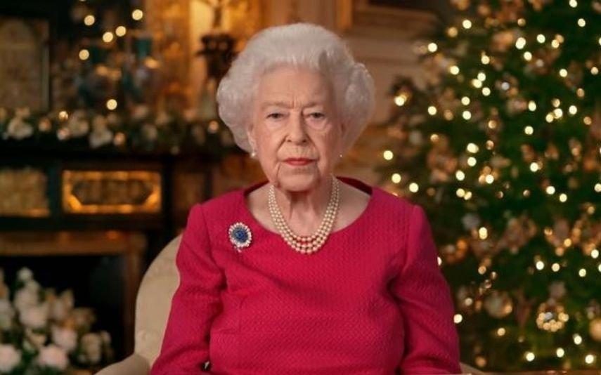 Rainha Isabel II Presta emotiva homenagem ao príncipe Filipe no discurso de Natal (Vídeo)