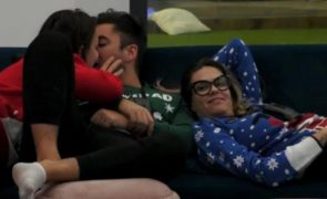 Big Brother. Rui Pinheiro e Débora beijam-se intensamente à frente de todos
