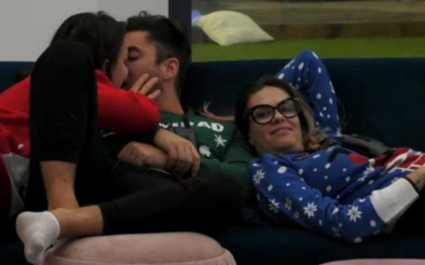Big Brother. Rui Pinheiro e Débora beijam-se intensamente à frente de todos
