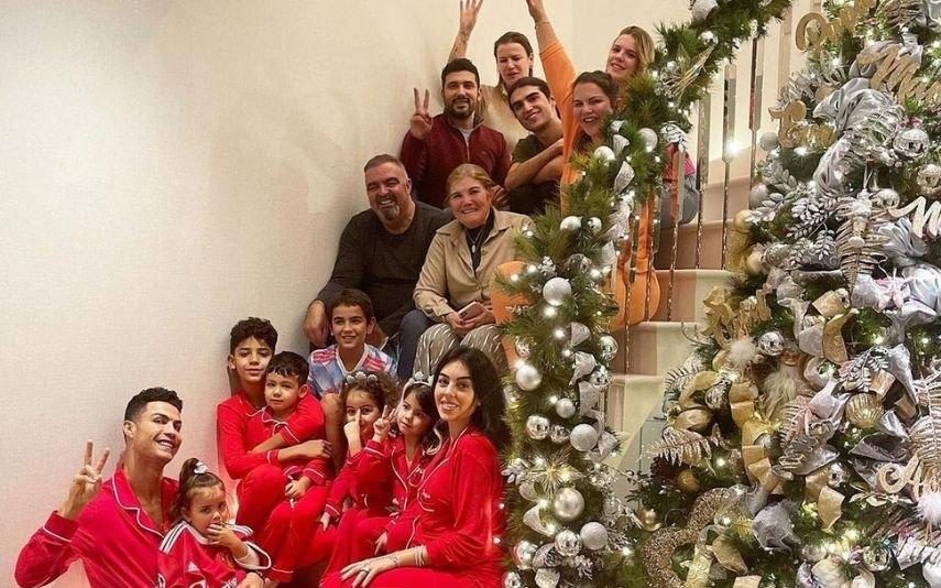 Cristiano Ronaldo Descalço e de pijama. Craque celebra Natal em família com foto especial
