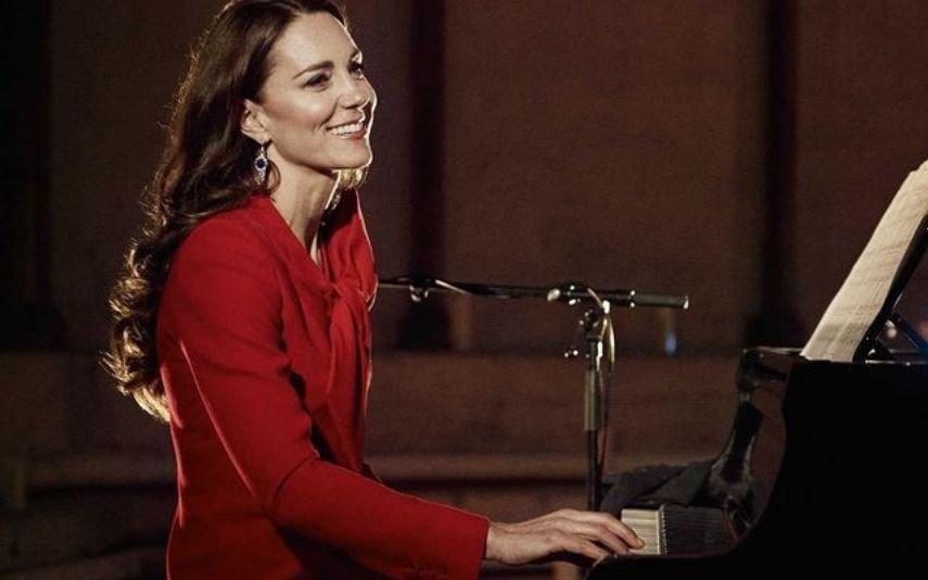 Kate Middleton surpreende ao piano em concerto de Natal [vídeo]