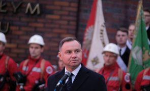 Presidente da Polónia veta lei controversa da comunicação social