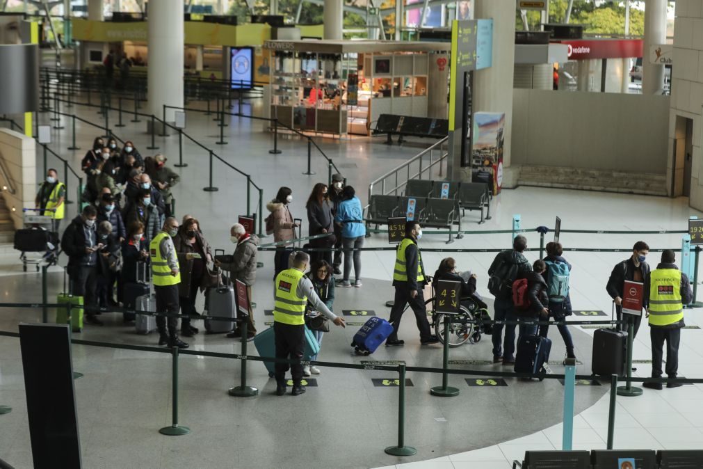 Covid-19: Quase 1.700 passageiros multados nas fronteiras aéreas em 26 dias