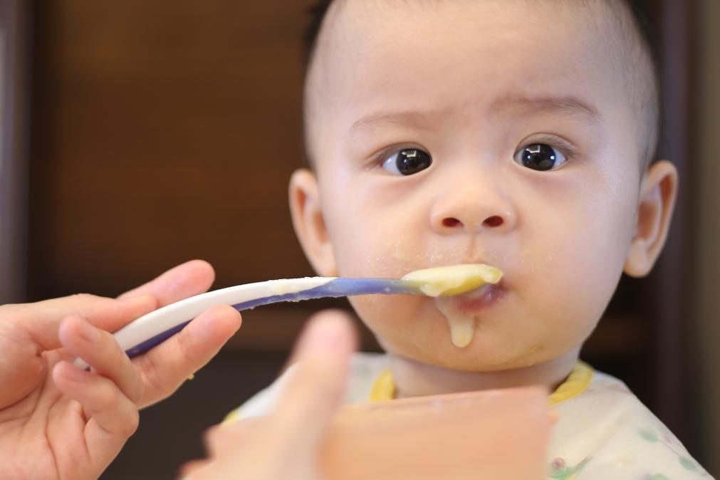 Mais de dois terços dos alimentos para bebés não cumprem critérios da OMS