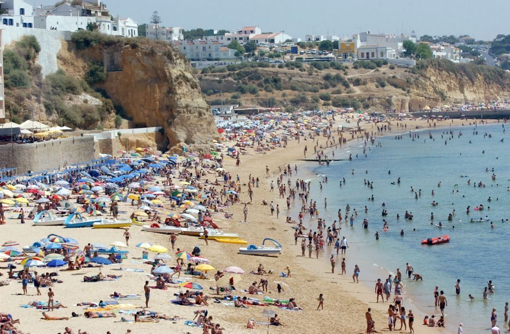 Portugueses preferem praia e Portugal para férias