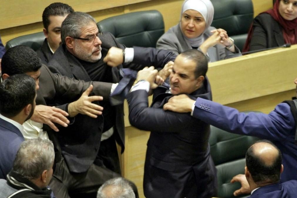 Caos no Parlamento da Jordânia com deputados a agredirem-se