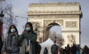 Parisienses satisfeitos com o regresso da máscara às ruas da capital