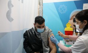 Covid-19: Israel arranca com quarta dose da vacina para pessoas vulneráveis