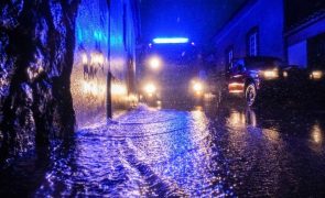 Quinze pessoas realojadas e viaturas arrastadas devido ao mau tempo nos Açores