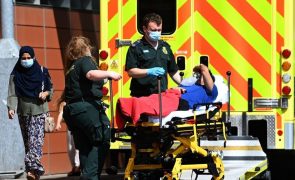 Covid-19: Novo recorde de casos no Reino Unido reflete-se nas ausências de profissionais de saúde