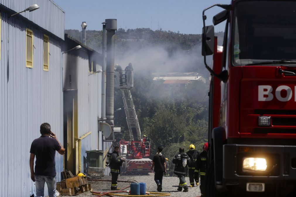 Vistoria técnica vai avaliar risco de derrocada de fábrica incendiada de Gondomar