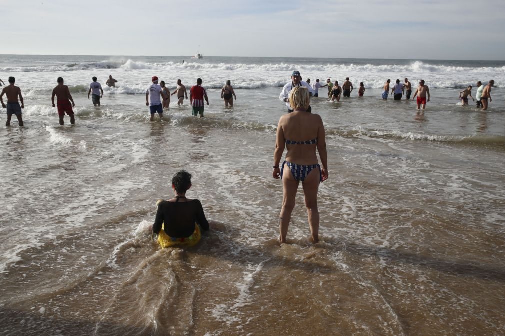 Dezenas de pessoas dão o primeiro mergulho de 2022 em Carcavelos com desejo de saúde