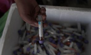 Israel deteta primeiro caso de infeção dupla de covid-19 conhecida como flurona