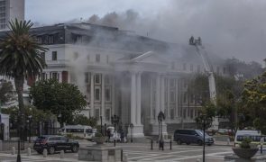 Controlado incêndio no edifício do parlamento da África do Sul