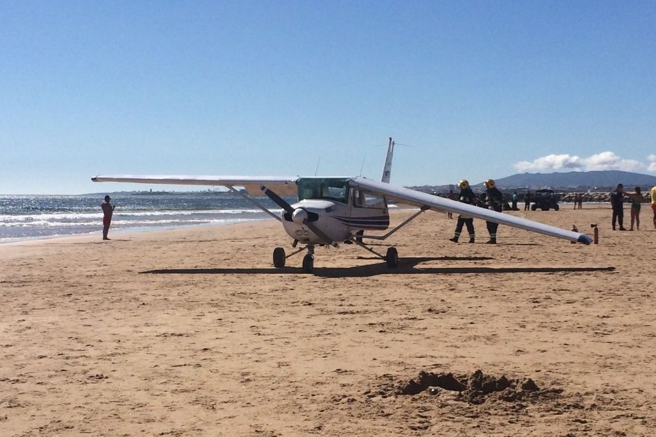 Piloto da avioneta que aterrou em praia na Caparica acusado de duplo homicídio