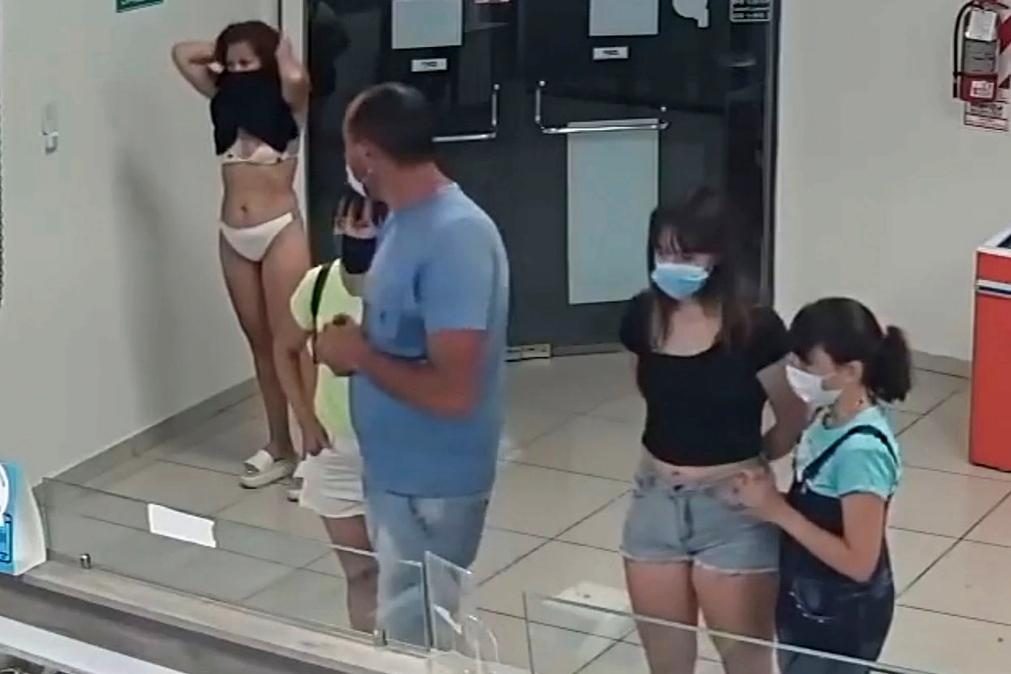 Mulher em loja de gelados despe-se e usa vestido como máscara [vídeo]