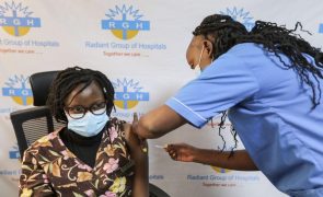 Covid-19: África está a trabalhar para intensificar vacinação perante nova vaga