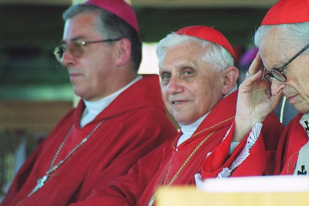 Ratzinger encobriu abusos sexuais contra menores quando era cardeal