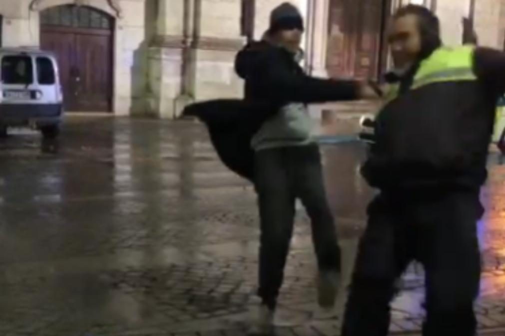 Homem agride agente da Polícia Municipal em Lisboa [vídeo e fotos]