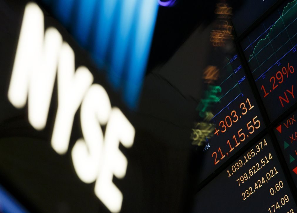 Dow Jones fecha pela primeira vez acima dos 22 mil pontos