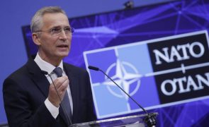 Ucrânia: Chefe da NATO diz que reforço militar russo continua e risco de conflito é 