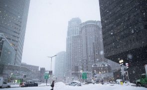 Tempestade de neve paralisa nordeste dos Estados Unidos
