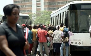 Transportes coletivos em Angola voltam hoje à lotação máxima, mas taxistas mantêm paralisação